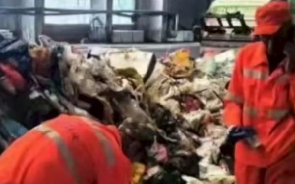 君盈配资 环卫4小时翻8吨垃圾找儿童手表，山西大同：对环卫工给予奖励