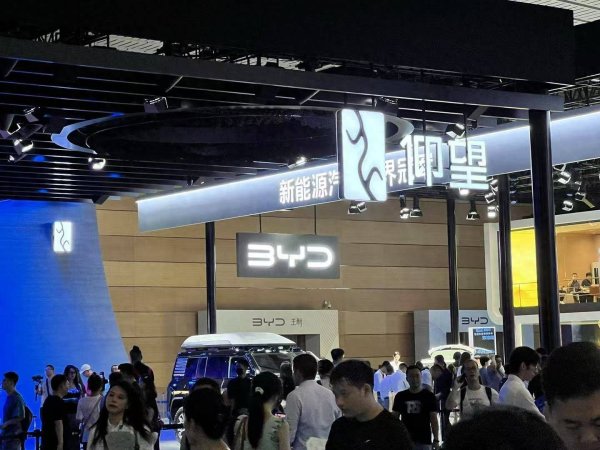 创利配资 上半年狂揽近万亿元！9家A股车企谁赚钱：有的日赚8500万元，有的日亏1400万元